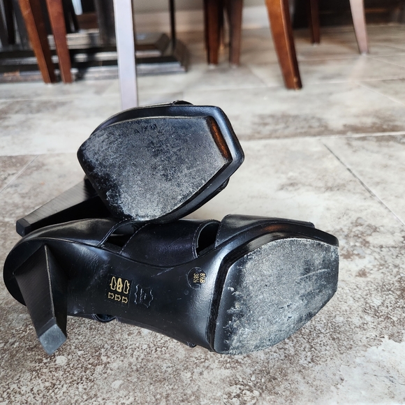 BCBG heels - Picture 6 of 6